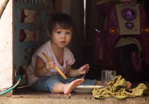 a little girl eating her lunch in Gien Susan's Story, a little girl eating her lunch barefooted in Gien